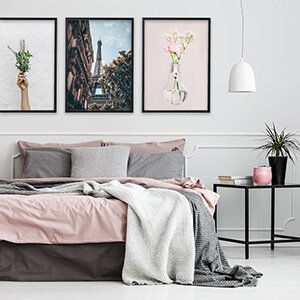 Стена с рамки в черно