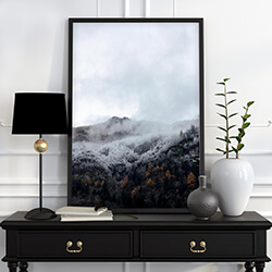 Стилна стена с картини, следваща права линия Стена с картини